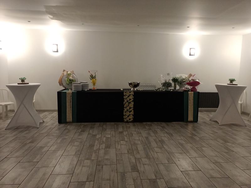 La salle de réception et son bar