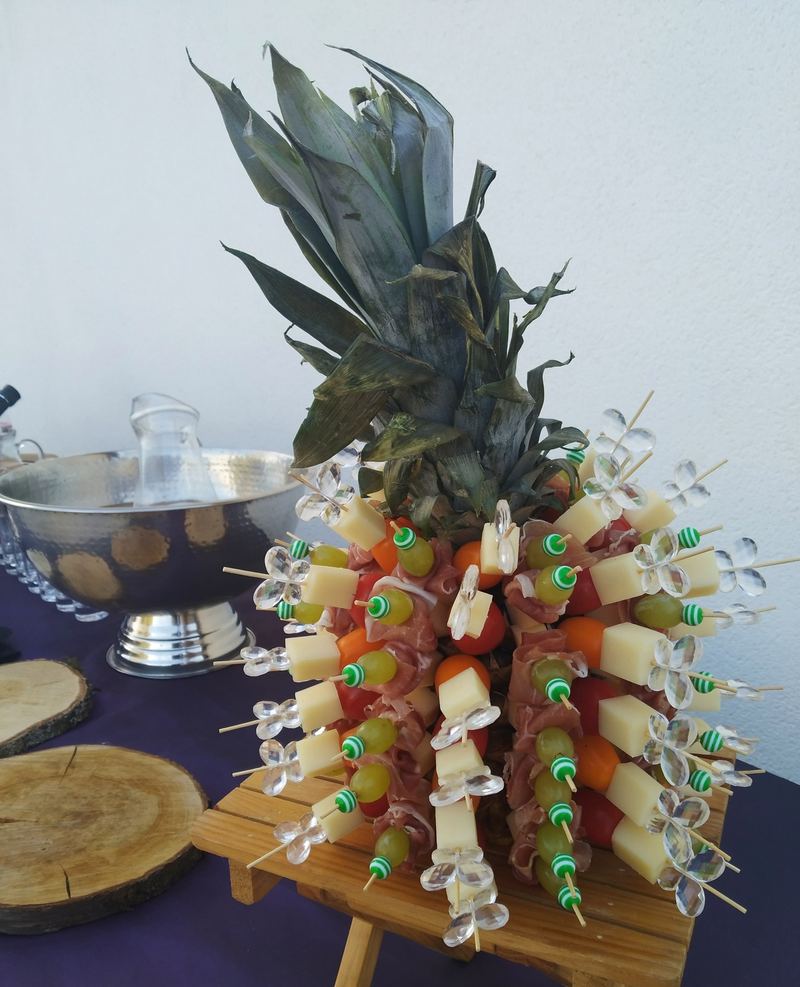 Ananas garni de brochettes