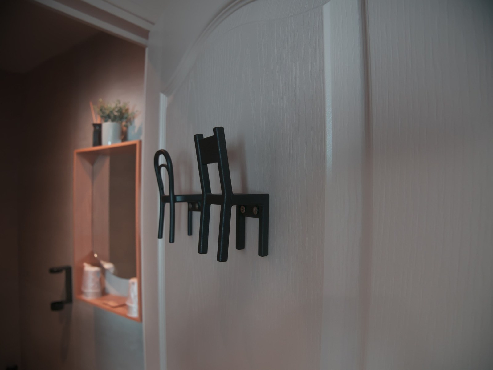 Patères et niche de rangement dans une chambre