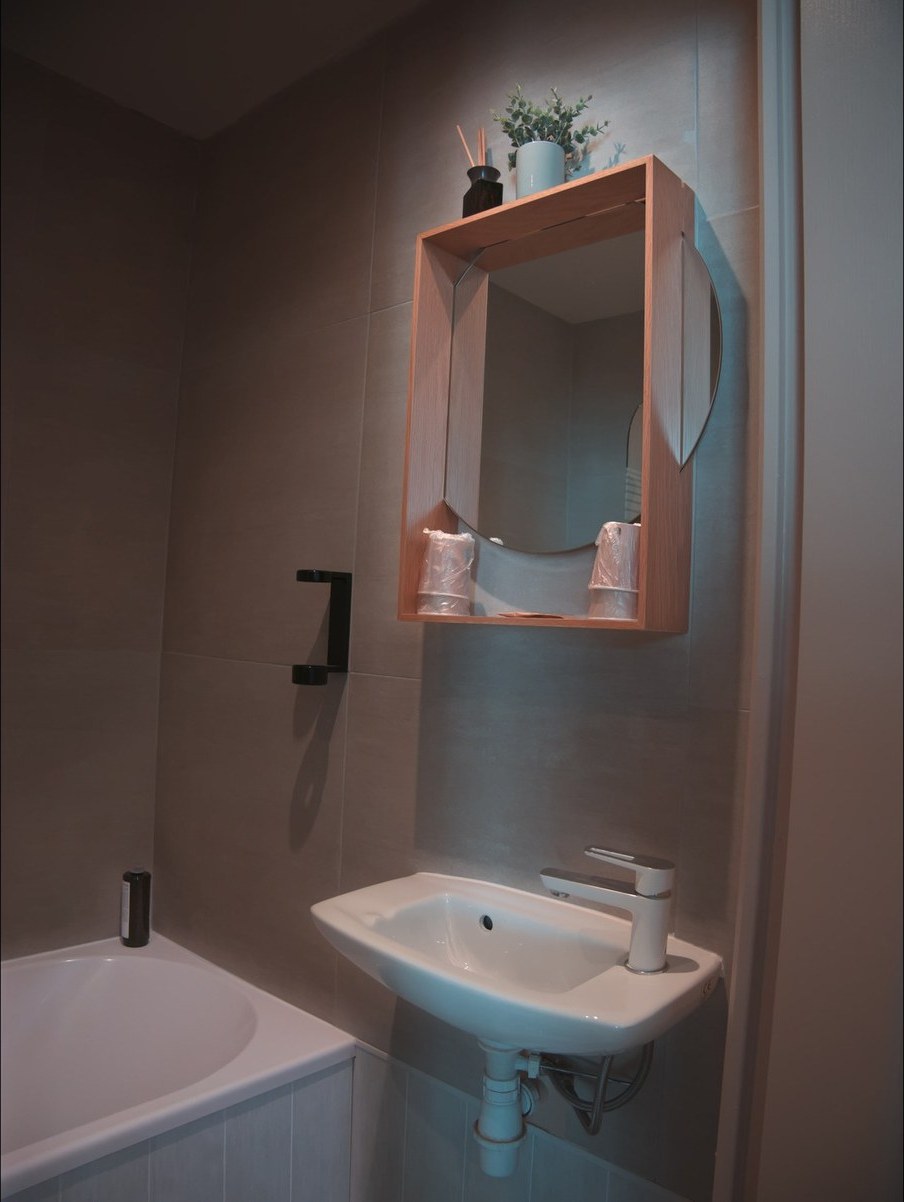 Une salle de bain de l'hôtel